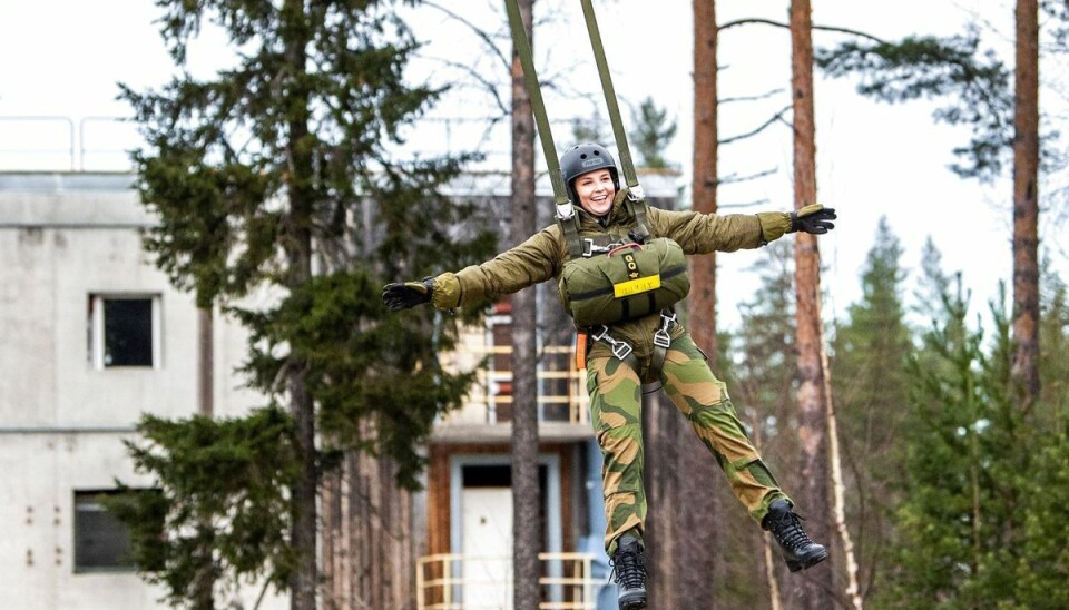 En storsmilende prinsesse Ingrid Alexandra hænger i luften efter sit suímulerede faldskærmsudspring.