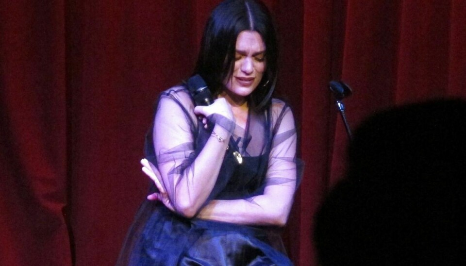 Jessie J bryder sammen i gråd på scenen under intim-koncerten i Los Angeles.