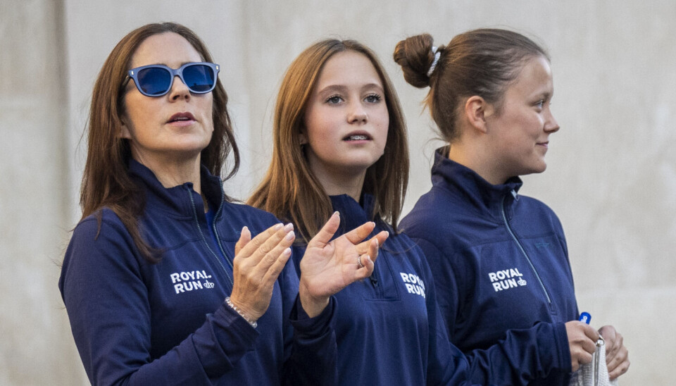 Dronning Mary ses her med sine to døtre, 13-årige prinsesse Josephine og 17-årige prinsesse Isabella.