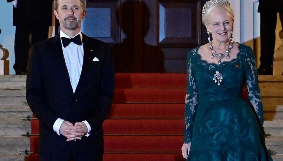 Dronning Margrethe og kronprins Frederik ved ankomsten til statsbanketten på Schloss Bellevue i Berlin, hvor brochen stadig var intakt.