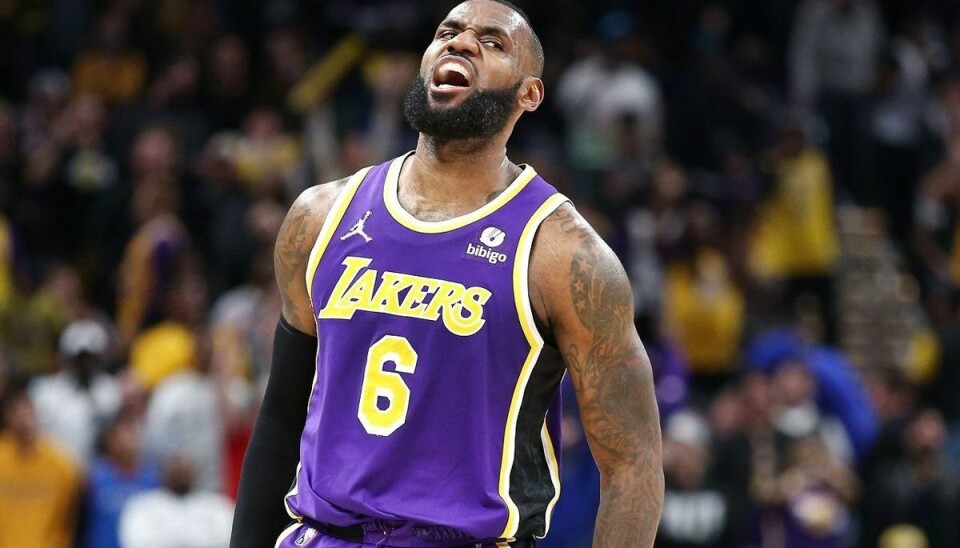 Lakers-spilleren LeBron James kom i modvind, da han ville fejre en scoring. Lakers-spilleren LeBron James kom i modvind, da han ville fejre en scoring.