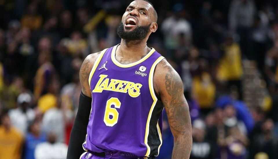 Lakers-spilleren LeBron James kom i modvind, da han ville fejre en scoring.