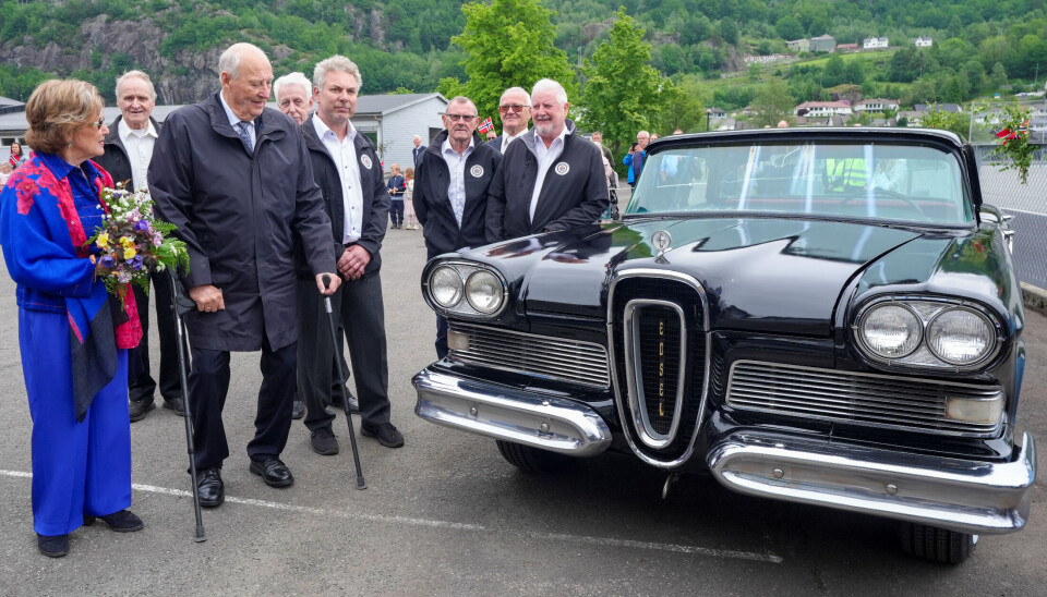 Det norske kongepar ses her beundre den gamle Ford Epsel, som nu 87-årige kong Harald fik i gave som 21-årig af sin far, kong Olav 5.