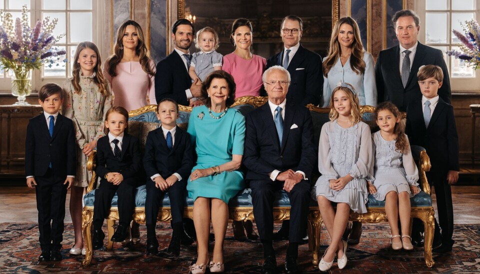 Den svenske kongefamilie. Prinsesse Madeleine og Chris O'Neill ses stående helt til højre i billedet med deres tre børn foran sig.