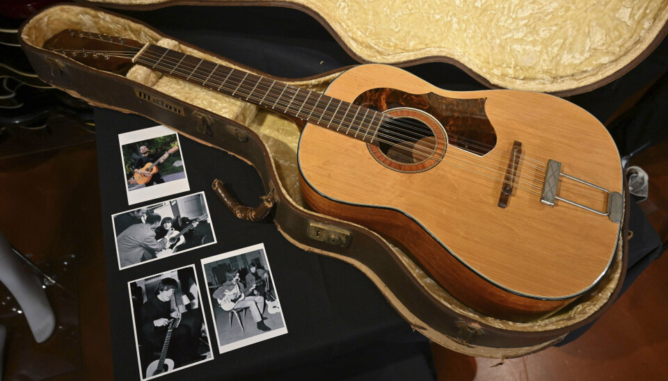 I mange år troede man, at en nu bortauktioneret Lennon-guitar var gået tabt, indtil den for nyligt blev fundet på et loftsrum i det sydlige England.