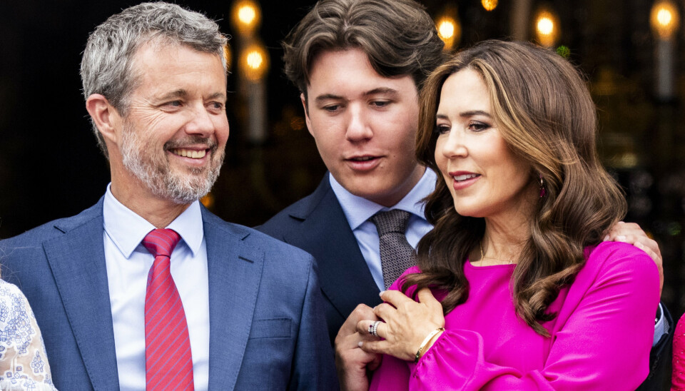 Medlemmer af kongefamilien optages automatisk i Kraks Blå Bog, når de fylder 18 år. I år er det kronprins Christians tur. Han er her fotograferet med sine forældre, kong Frederik og dronning Mary, ved kongens fødselsdag 26. maj.