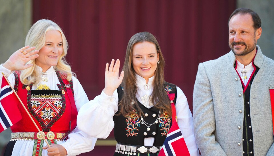 Det norske kronprinspar og prinsesse Ingrid Alexandra ses her på Skaugum på den norske nationaldag den 17. maj.