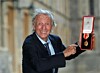 Den 1. december blev den engelske entertainer Tommy Steele slået til ridder af prinsesse Anne på Windsor Castle i London.