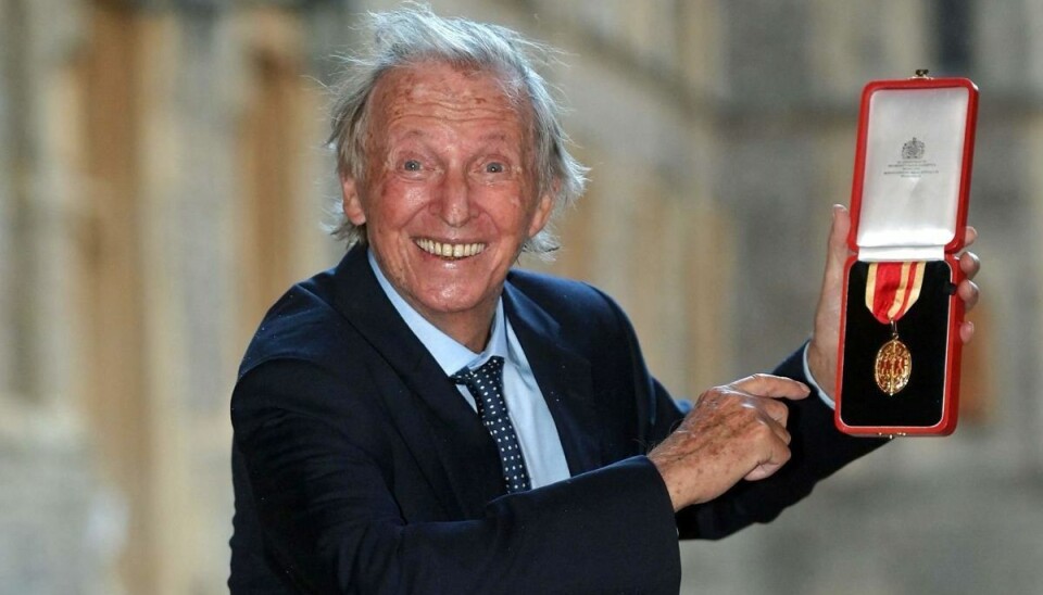 Den 1. december blev den engelske entertainer Tommy Steele slået til ridder af prinsesse Anne på Windsor Castle i London. Den 1. december blev den engelske entertainer Tommy Steele slået til ridder af prinsesse Anne på Windsor Castle i London.