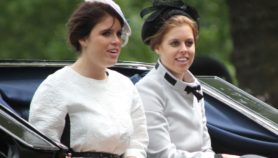 34-årige prinsesse Eugenie (tv) ses her sammen med sin et år ældre søster prinsesse Beatrice. Søstrene er døtre af prins Andrew og Sarah Ferguson og således niecer til kong Charles.