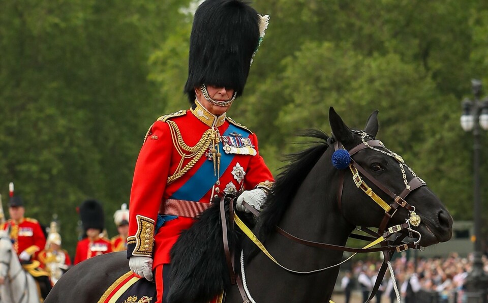 Kong Charles ses her højt til hest ved Trooping the Colour-arrangementet i 2023.