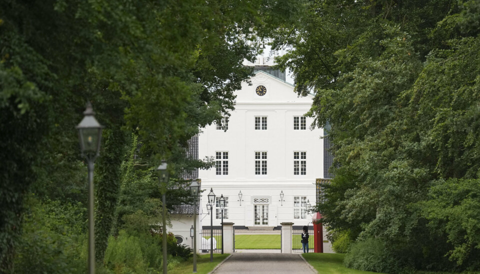 Graasten Slot blev givet som bryllupsgave til kong Frederiks bedsteforældre og skal fortsat være sommerbolig for den kongelige familie.