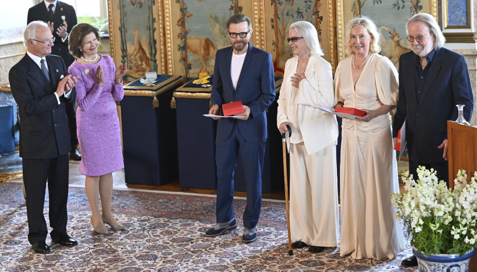 De fire ABBA-ikoner ses her sammen med kong Carl Gustaf og dronning Silvia ved ceremonien på slottet i Stockholm.