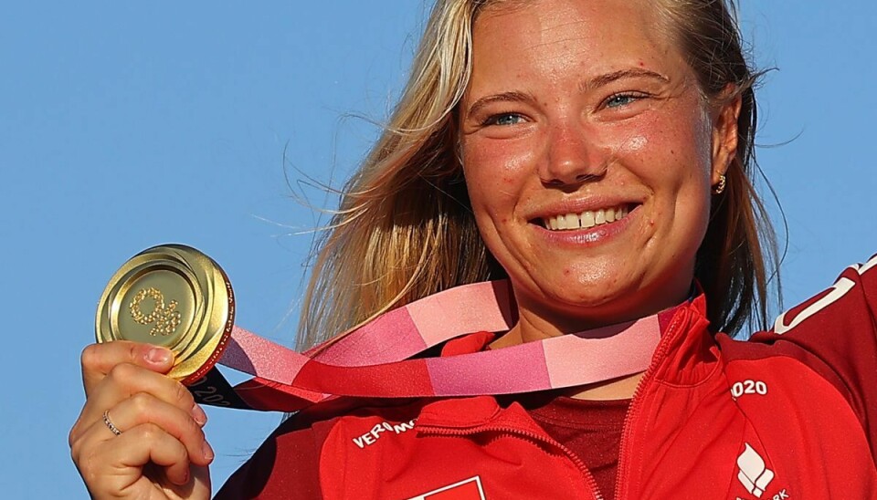 Anne-Marie Rindom med sin guldmedalje og på toppen af serjsskamlen ved OL i Tokyo.