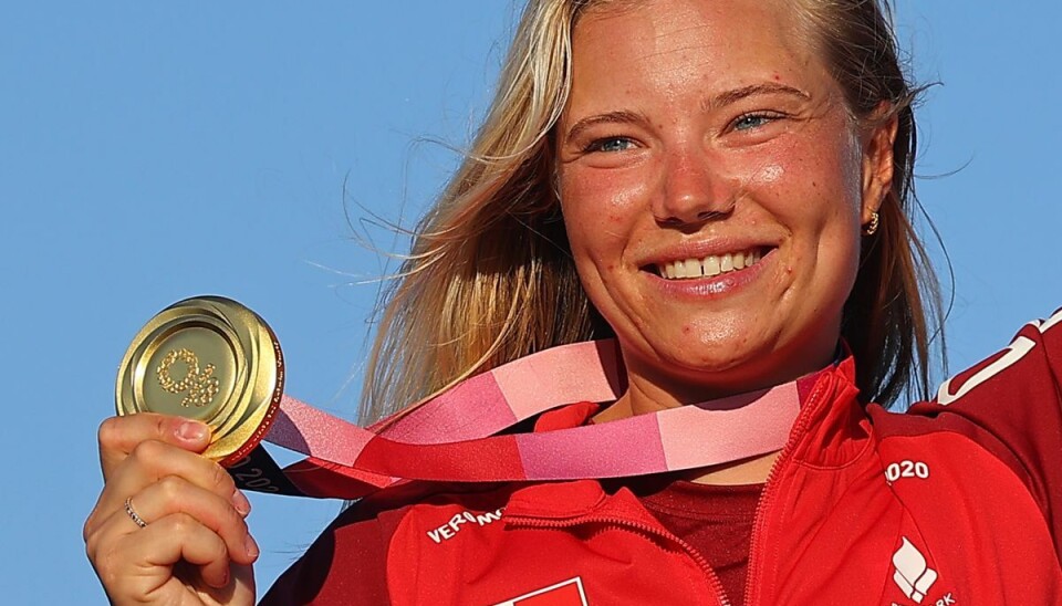 Anne-Marie Rindom med sin guldmedalje og på toppen af serjsskamlen ved OL i Tokyo.