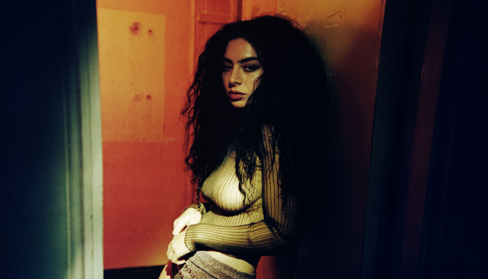 Britiske Charli XCX erstatter Kali Uchis, der ikke kan komme på grund af kalenderkoks.