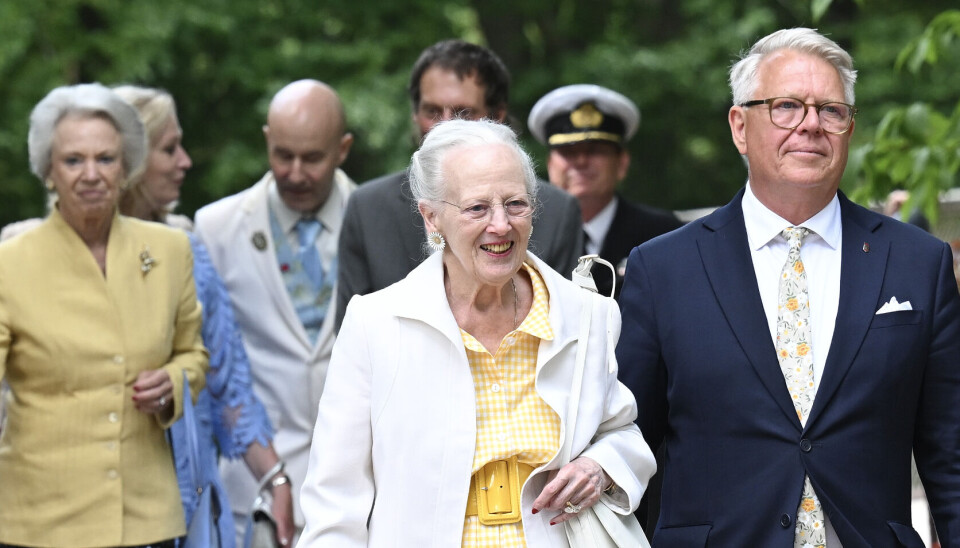 Margrethe og Benedikte bliver vist rundt i slotsparken