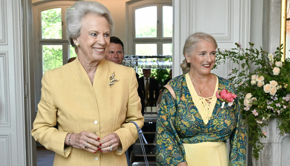 Her er det Benedikte, der bliver vist rundt på Sofiero, hvor hun selv kom som barn, når hun besøgte sin morfar, kong Gustaf &. Adolf.