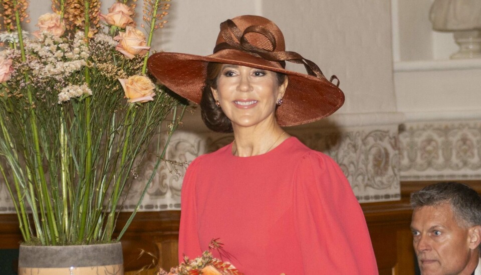 Dronning Mary lyste op i et smil før der blev taget hul på grundlovstalerne i Landstingssalen.