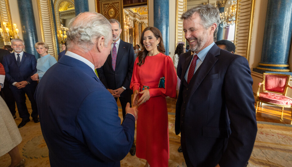 Dronning Mary ses her i sin smukke koralrøde Andrew GN-kjole ved en reception på Buckingham Palace i anledning af kong Charles' kroning i maj 2023.