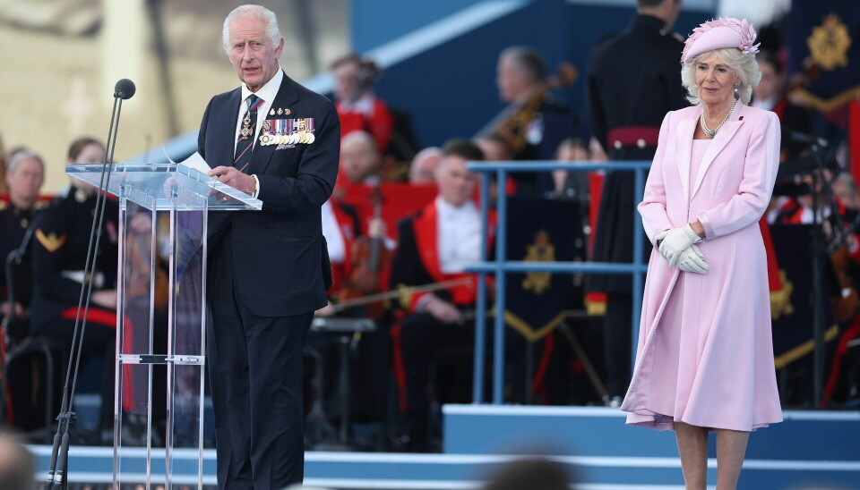 Dronning Camill var med på scenen, da kong Charles holdt sin tale ved ceremonien i Portsmouth