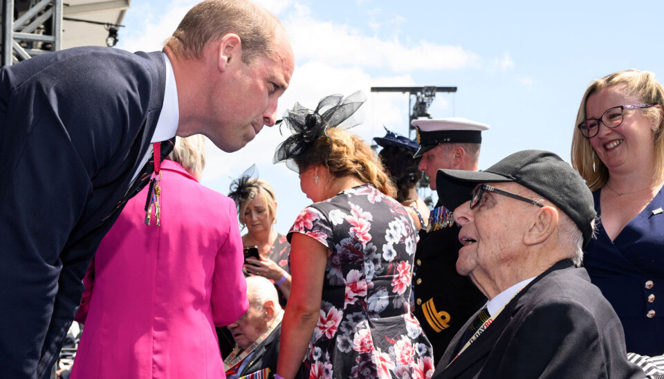 Prins William ses her i samtale med 100-årige Geoffrey, der var med ved landgangen i Normandiet den 6. juni 1944.