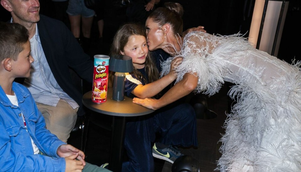 Sammen med sin kæreste, Mikkel Lucas Overby, har Lise Rønne tre børn. De bor alle i et hus i Nordsjælland. Her hepper de under 'Vild med dans'. (Arkivfoto). Sammen med sin kæreste, Mikkel Lucas Overby, har Lise Rønne tre børn. De bor alle i et hus i Nordsjælland. Her hepper de under 'Vild med dans'. (Arkivfoto).