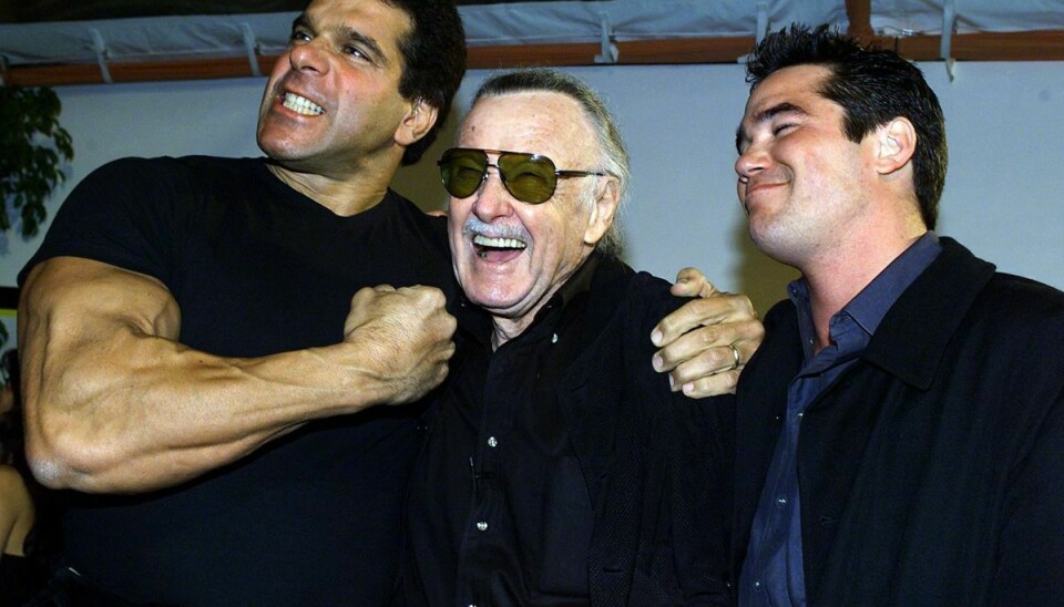 Lou Ferrigno (til venstre) var som barn stor fan af Stan Lees (i midten) tegneserieunivers, som han senere selv skulle blive en del af i rollen som Hulk. Til højre ses Dean Cain, som spillede Superman i en tv-serie fra 90'erne.