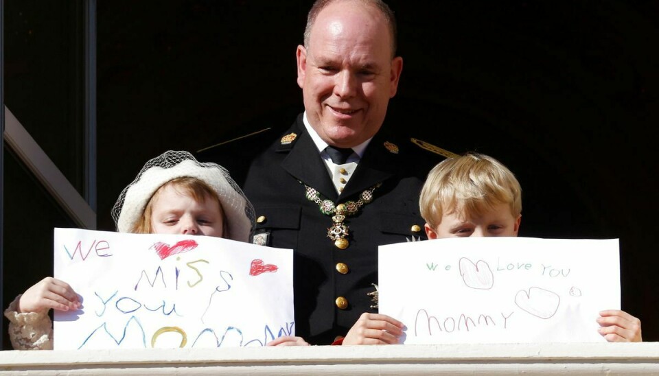 Fyrst Alber og de 6-årige tvillinger prinsesse Gabriella og prins Jacques på balkonen på paladset under fejringen af nationaldagen den 19. november.