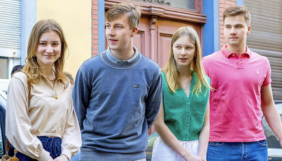 De fire kongelige førstegangsvælgere, fra venstre, 22-årige kronprinsesse Elisabeth, 20-årige prins Gabriel, 16-årige prinsesse Eléonore og 18-årige prins Emmanuel, ses her ankomme til afstemningen.