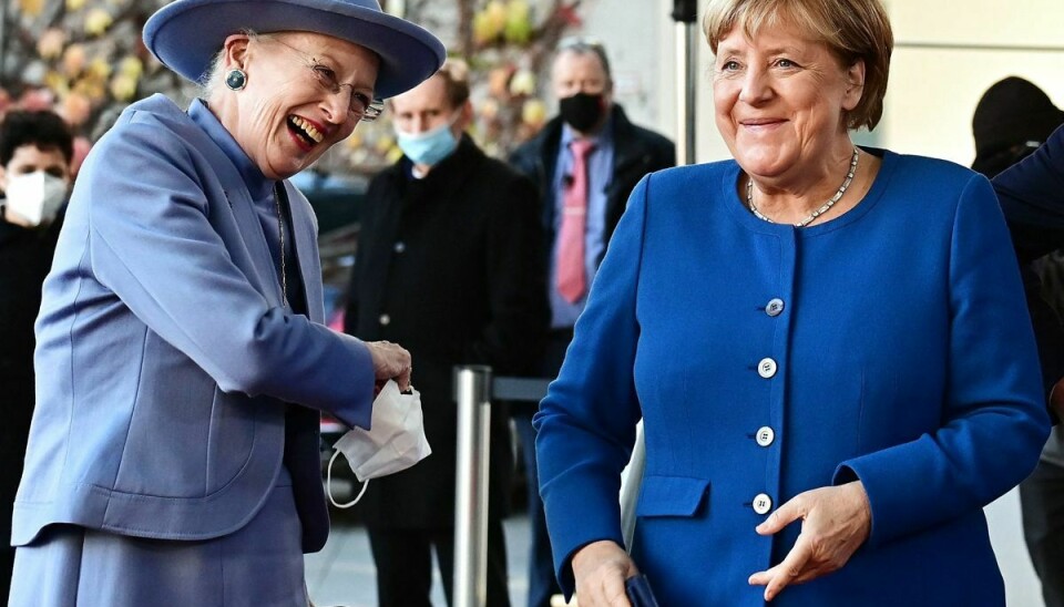 Den afgående tyske forbundskansler Angela Merkel og den 81-årige dronning Margrethe mødte onsdag hinanden i Berlin. Her spiste de frokost sammen i Merkels officielle residens.