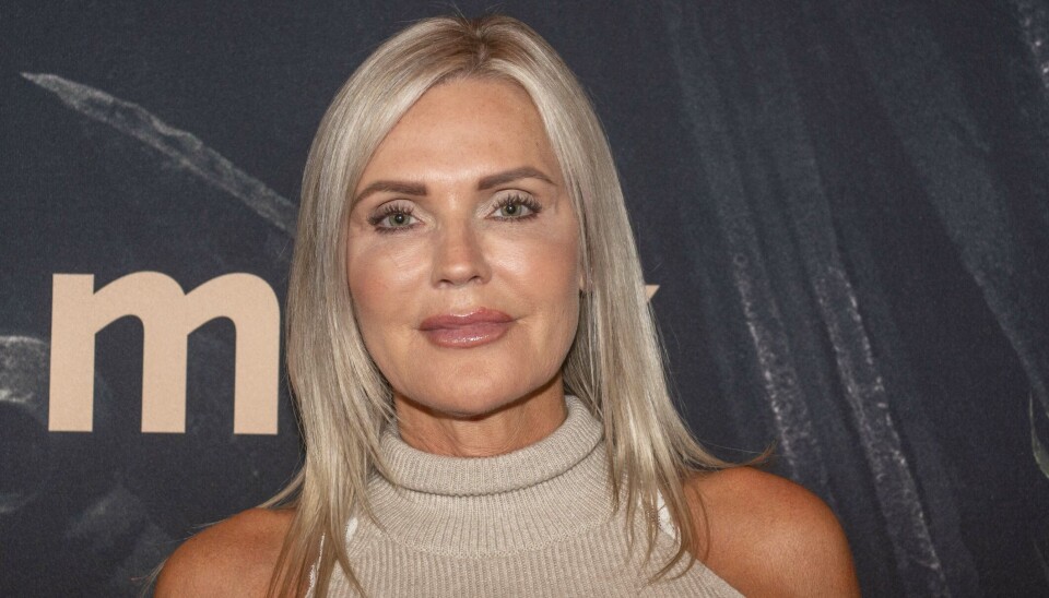 Janni Ree søger tilflugt hos veninde i udlandet.