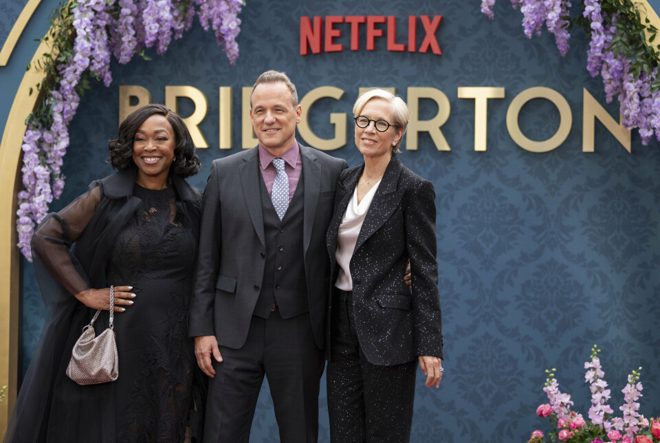 Til venstre Shonda Rhimes, som er direktør for produktionsselskabet Shondaland, der står bag Bridgerton. Ifølge hende spiller serien en rolle i alt fra, hvad folk navngiver deres spædbørn, til hvordan de afholder deres bryllupper. (Arkivfoto).