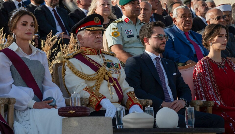 Det jordanske kongepar samt kronprins Hussein og kronprinsesse Rajwa ses her under fejringen af kongens 25-års regentjubilæum den 9. juni.