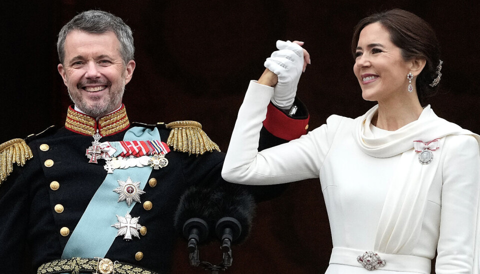 Kong Frederik og dronning Mary ses her på balkonen på Christiansborg Slot på tronskiftedagen den 14. januar.