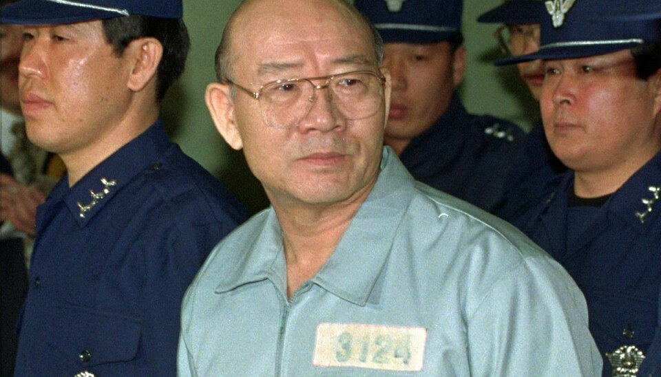 På billedet her fra 26. februar 1996 ankommer tidligere præsident Chun Doo-hwan til retten i Seoul, hvor han stod anklaget for blandt andet korruption.