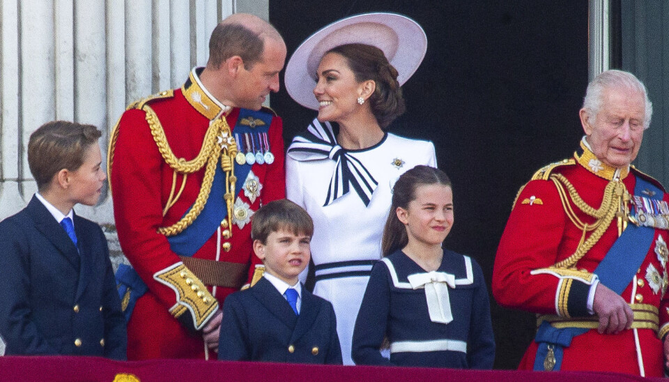 Prins William, prinsesse Kate og deres børn prins George, 10, prinsesse Charlotte, 9, og prins Louis, 6 samt kong Charles forenet på balkonen under militærparaden i London.