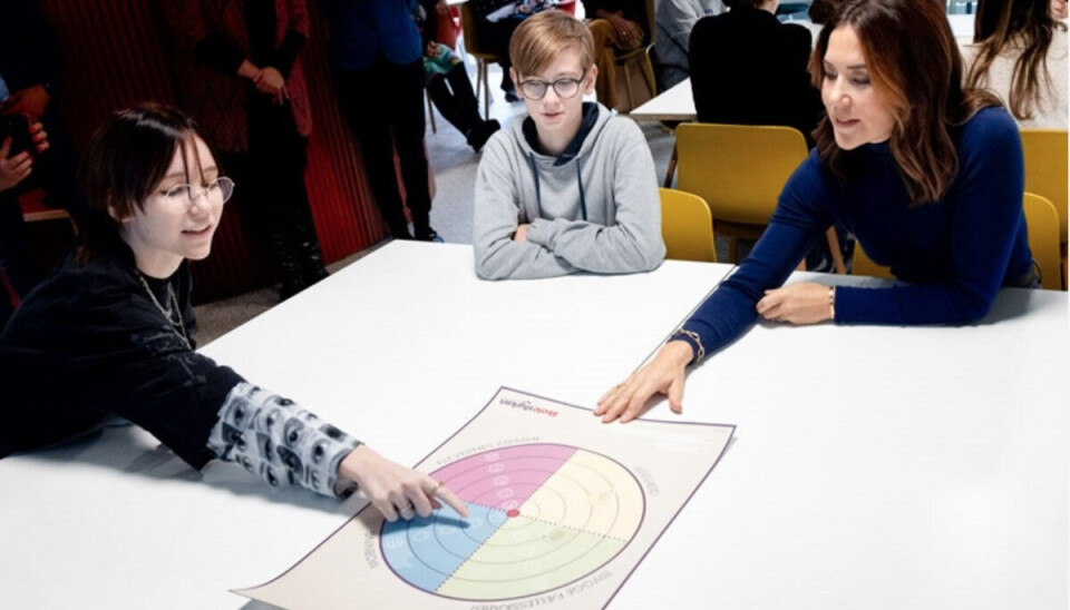 H.K.H. Kronprinsessen taler med elever fra Vigerslev Allés skole om trivsel på skolen.