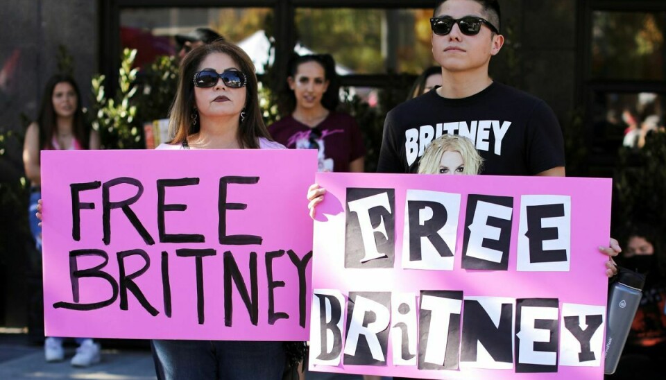 Massevis af Britney Spears-fans var mødt op uden for retten i Los Angeles fredag for at vise deres støtte.