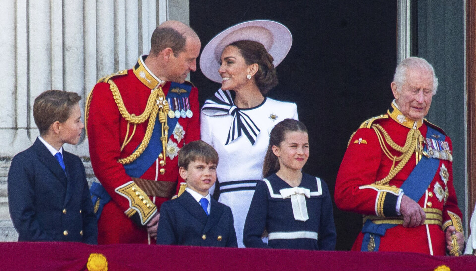Prinsesse Kate og prins William ses her med deres tre børn samt kong Charles på balkonen på Buckingham Palace lørdag i forbindelse med Trooping the Colour