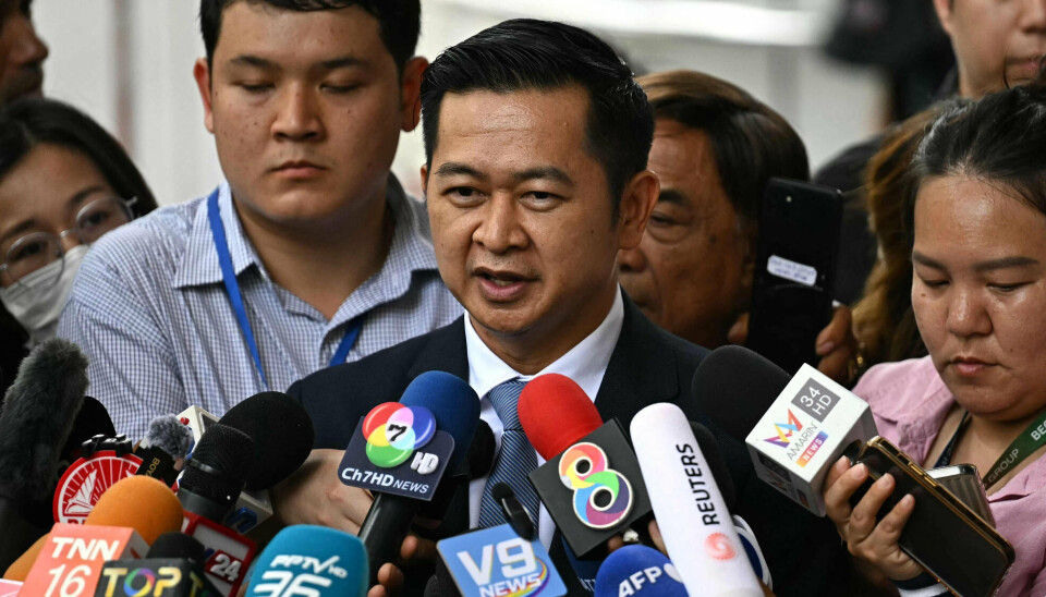 En advokat for den tidligere premierminister Thaksin Shinawatra taler med pressen tirsdag i Bangkok. - Foto: Manan Vatsyayana/Ritzau Scanpix