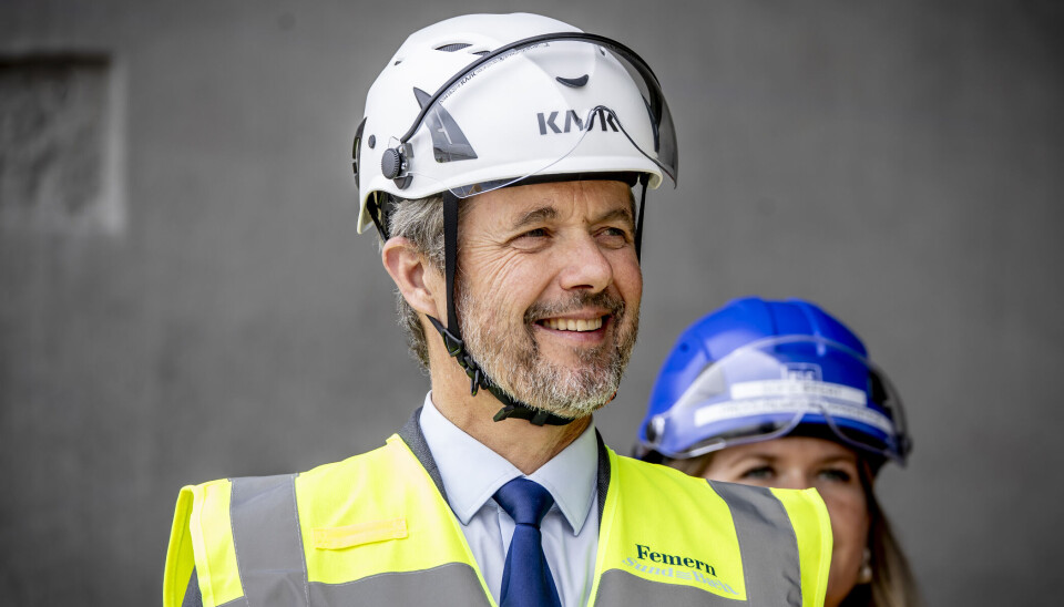 Kong Frederik, med sikkerhedshjelm, ses her ved indvielsen i Rødbyhavn mandag.
