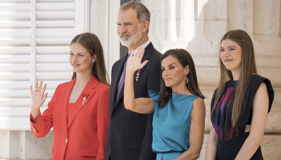 Det spanske kongepar ses her hilse på spanierne fra balkonen på paladset i Madrid.