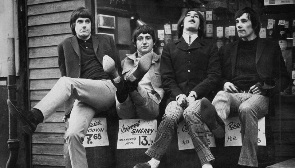 The Kinks besøgte København i 1966. Her ses bandet uden for en vinforretning. Fra venstre er det Ray Davies, Peter Quaife, Dave Davies og Mick Avory.