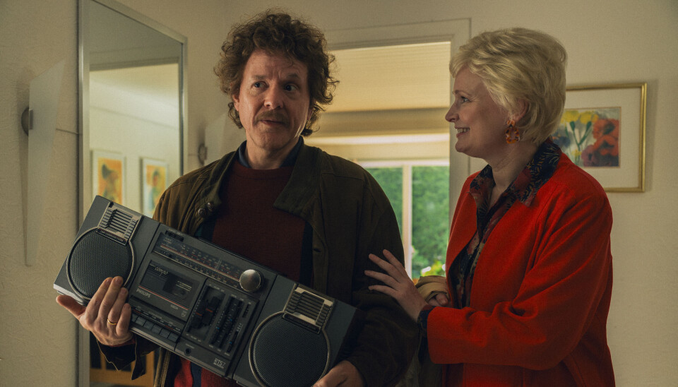 Anders Matthesen og Vicki Berlin spiller overfor hinanden. Sidstnævnte spiller Hilda Heick.