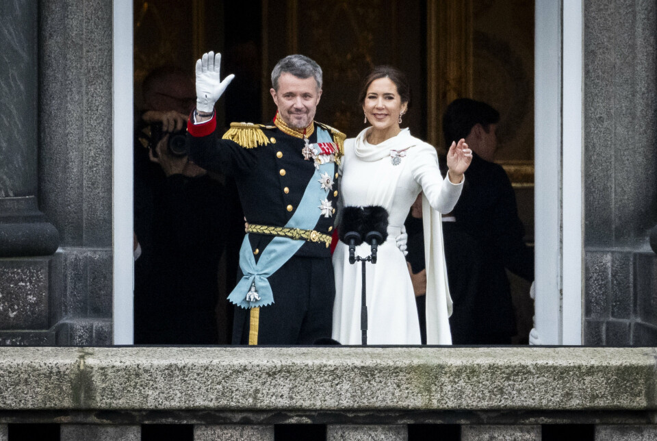 Mens hundredtusindvis af mennesker så på, blev kong Frederik med dronning Mary ved sin side proklameret fra balkonen på Christiansborgs Slotsplads 14. januar i år. Parret skulle have besøgt Færøerne i juni i år, men det blev aflyst på grund af en stor strejke. Besøget finder nu sted i juni næste år.