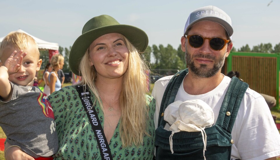 Simon Stenspil med hustruen Anna Stokholm og deres to børn.