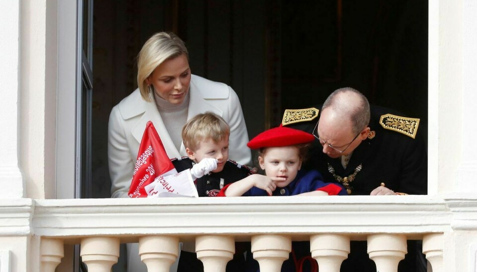 Fyrstinde Charlene og fyrst Albert ses her på palads-balkonen sammen med tvillingerne prinsesse Gabriella og prins Jacques på nationaldagen i 2019.