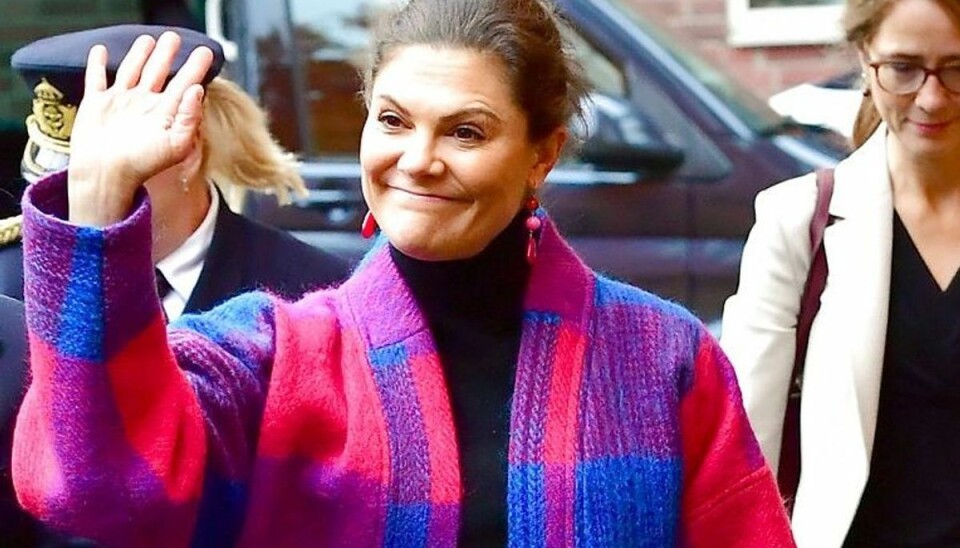 Nøjagtig som i serien Matador, bar kronprinsesse Victoria en plaid, der er syet om som efterårsjakke. Nøjagtig som i serien Matador, bar kronprinsesse Victoria en plaid, der er syet om som efterårsjakke.