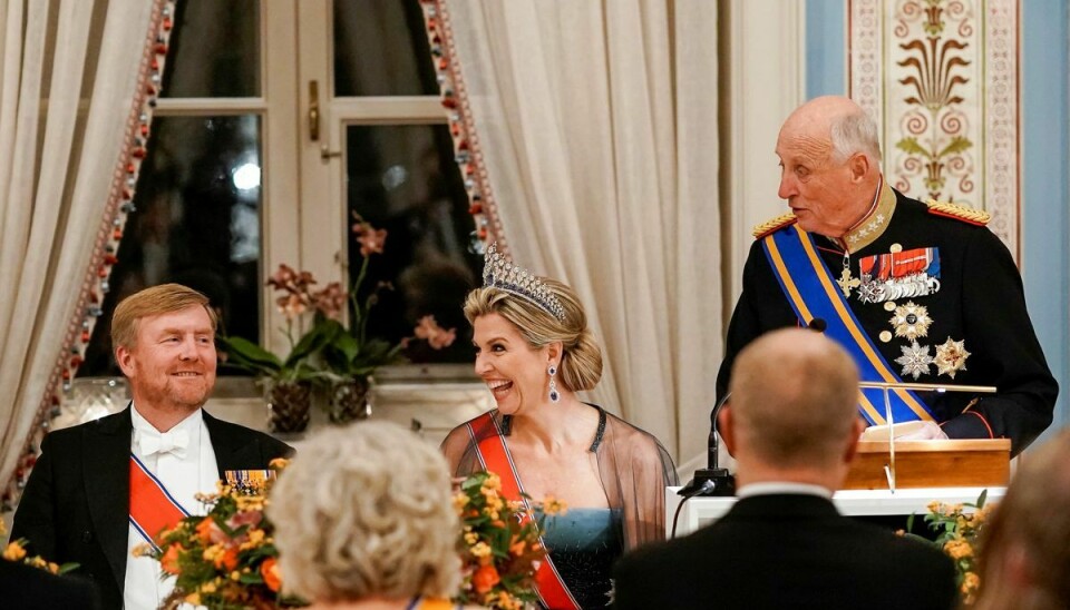 Kong Harald holder tale for sine hollandske gæster ved gallamiddagen på slottet i Oslo tirsdag aften.
